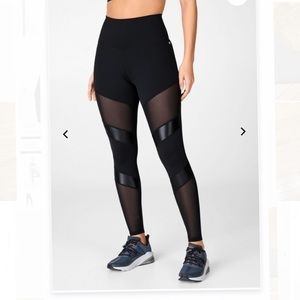 Ultra High-Waisted Statement Powerhold Legging